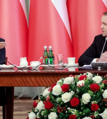 Туск висміяв Навроцького через заяву про загрозу із Заходу