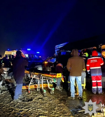 Маршрутка вилетіла на зустрічну на трасі під Києвом: у потрійній ДТП є загиблий, 13 постраждалих