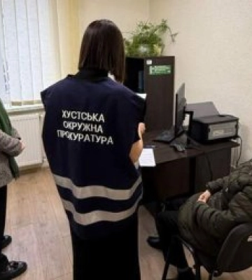 На Закарпатті бухгалтерка міськради виписала колезі 500 тис. грн премії