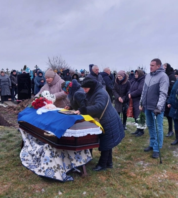 Більше року вважався зниклим безвісти: на Волині попрощалися з Героєм, якому навіки 42