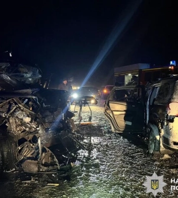 Загиблий та 13 постраждалих: на трасі Київ-Харків маршрутка вилетіла на зустрічну смугу