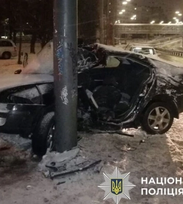ДТП на Шулявці: за 10 хвилин до комендантської години Skoda влетіла в білборд 