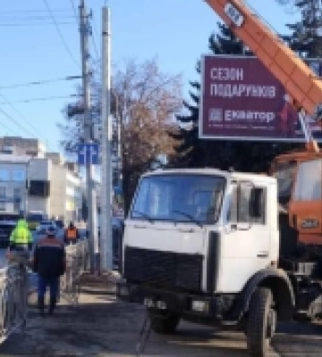 У центрі Рівного комунальники оновили аварійні опори електромереж