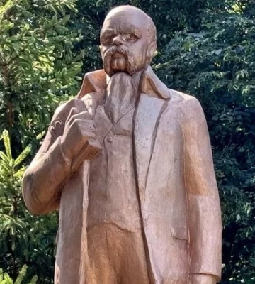 Памятник Ленину, переделанный в памятник Шевченко, отправили из села в Житомирской области в музей в Киеве