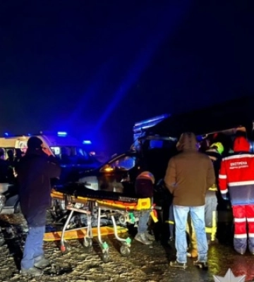 На Київщині зіткнулися два авто і маршрутка: є загиблий, 13 постраждалих