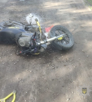 На Волині нетверезий мотоцикліст в’їхав в електроопору та паркан: кермувальника судили