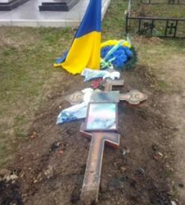 У Хоролі невідомі навмисне пошкодили хрест на могилі полеглого військового