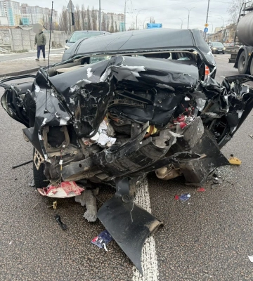 Маршрутка вилетіла на зустрічну на трасі під Києвом: у потрійній ДТП є загиблий, 13 постраждалих