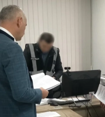 На Закарпатье чиновник «не заметил», что вместо дороги заасфальтировали частный участок — его будут судить