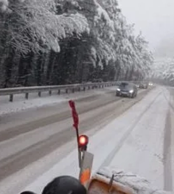 Сніговий колапс у Криму: тисячі без світла, затори на дорогах і затримки потягів