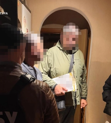 У Кривому Розі легковик на швидкості влетів у дерево (Відео)
