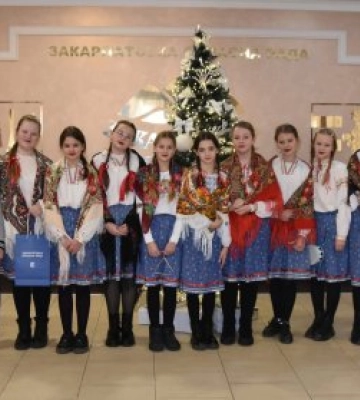 Юні колядники з Перечина привітали працівників Закарпатської обласної ради з різдвяними святами