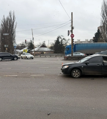 Маршрутка вилетіла на зустрічну на трасі під Києвом: у потрійній ДТП є загиблий, 13 постраждалих