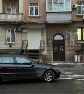 Погрожуючи ножем, намагався заволодіти легковиком: у Миколаєві затримали підозрюваного