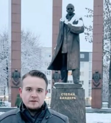 Польський політик Клімас біля пам’ятника Бандері у Львові: "Ми повинні змусити українців покласти край бандеризму"