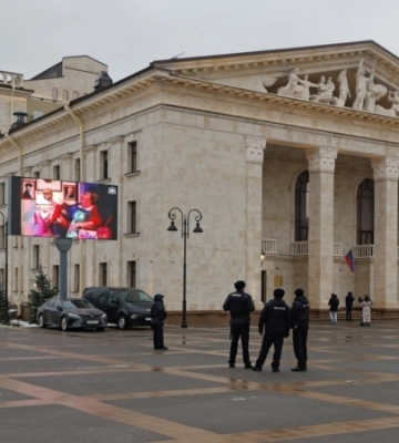 «Позолочена могила»: фотографи зафіксували інтер’єр відбудованого театру окупованого Маріуполя, в якому загинули сотні людей