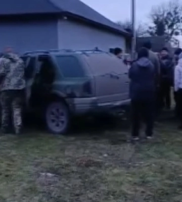Конфлікт з ТЦК у Ковельському районі: люди заблокували групу оповіщення (відео)
