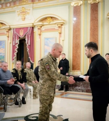 Зеленський вручив воїнам сертифікати на отримання квартир