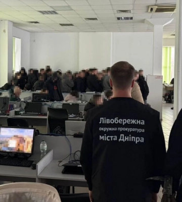 Шахрайський кол-центр на 100 робочих місць «прикрили» у Дніпрі, триває розслідування