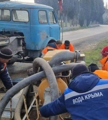 У Керчі жовту воду з різким запахом визнали придатною для пиття