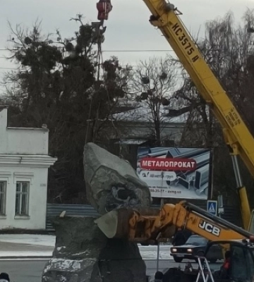 Пам’ятник радянському письменнику Островському у Шепетівці демонтували й перевезли до Музею авіації