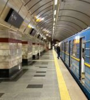 У столичному метро тимчасово змінять графік руху поїздів