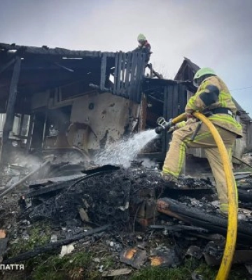 Пожежу в Середньому Водяному на Тячівщині оперативно ліквідували рятувальники: врятовано господарську споруду