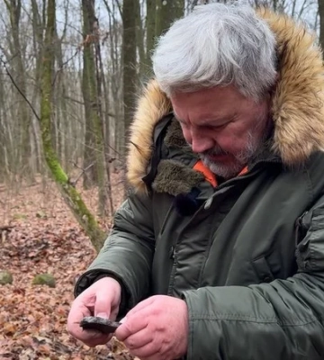 Унікальна знахідка. На Хмельниччині знайшли керамічний артефакт з тризубом