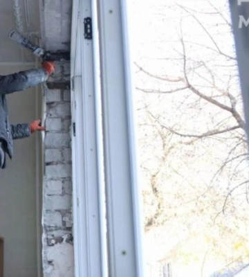 У Дніпрі відновлюють заклади освіти та житлові будинки після ракетних ударів