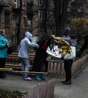 В Киеве обломки вражеских ракет упали на жилые дома