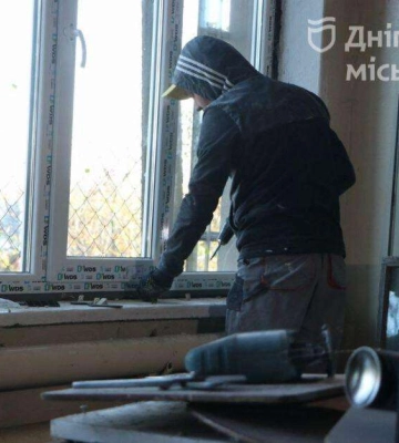 Ракетний удар по Дніпру пошкодив будинки, школи та садочки: як проходять ремонти 