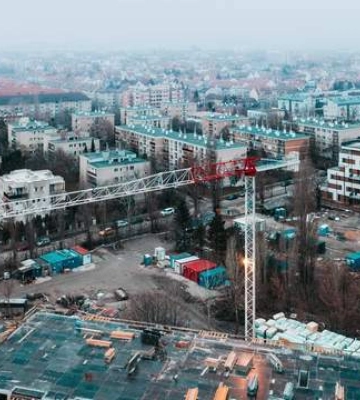 Попри обстріли та низький попит: чому у Києві не падають ціни на житло