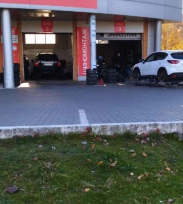 У Дніпрі водіі штурмують шиномонтажі, щоб перевзути авто на зиму