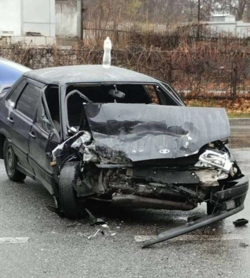 Зіштовхнулись автобус з пасажирами та легковик: у Дніпрі сталася аварія