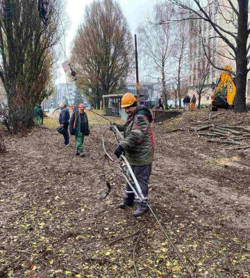 Ракетный удар по Днепру: поваленные деревья, поврежденная контактная сеть троллейбуса (Фото)