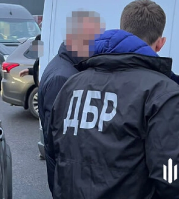Начальника митного посту &quot;Тиса&quot; затримали за систематичне вимагання хабарів з власників автобусів, – ДБР