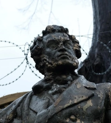 В Черновцах демонтировали памятник Пушкину