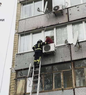 У Кам’янському бабуся випала з 4 поверху та опинилася на кондиціонері