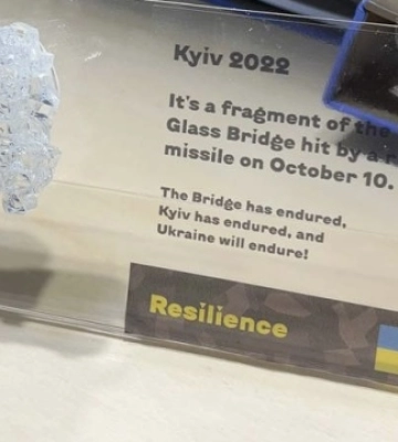 Уламки «моста Кличка» перетворили на символічні подарунки