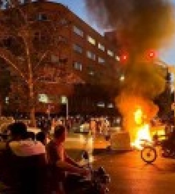 Боевики на мотоциклах убили девять человек во время протестов в Иране
