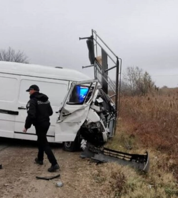 На трасі Одеса-Рені легковий автомобіль зіткнувся з мікроавтобусом, є жертва