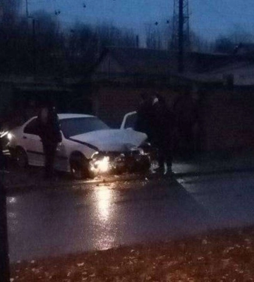У Дніпрі на Каруни автомобіль в&amp;#039;їхав у паркан