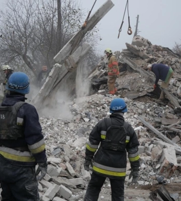 Ракетний удар рф — З-під завалів будинку на Запоріжжі дістали сім тіл