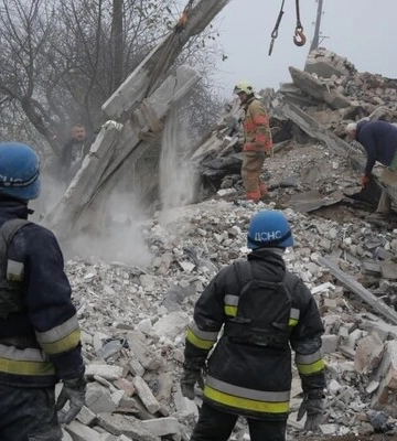 Нічний ракетний удар по Запорізькій області: з-під завалів дістали тіла семи загиблих