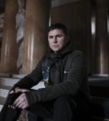 Война может закончиться раньше, чем Украина освободит все военным путем, — Подоляк