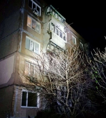 Вночі ворог вдарив залповим вогнем по житлових багатоповерхівках Нікополя
