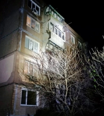 Россияне ударили из РСЗО по Никополю: повреждены дома, автомобили, линия электропередач. ФОТОрепортаж