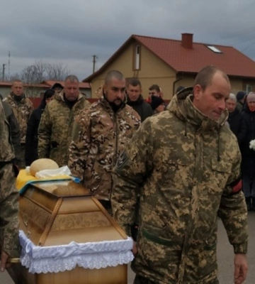 Земля здригалася від болю: на Волині попрощалися з десантником Олександром Смідюком