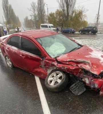 Наслідки першого снігу: під Києвом сталася серйозна лобова ДТП, фото