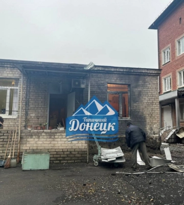 Опубликованы кадры последствий обстрела ж/д больницы в центре Донецка